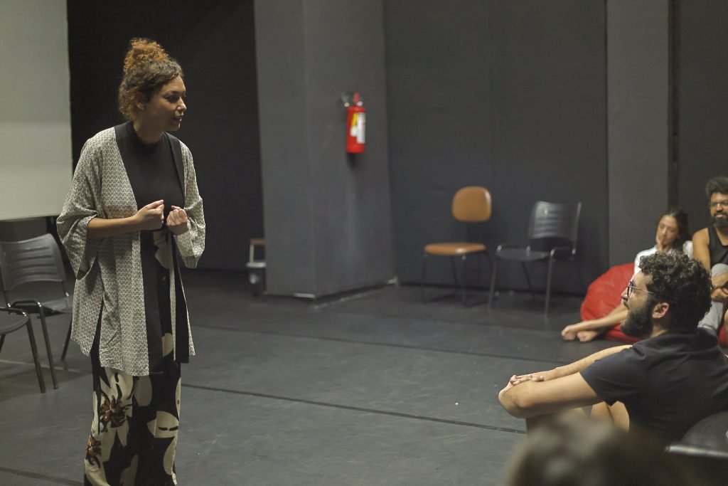 Aula inaugural do curso INICIAÇÃO A PALHAÇARIA com Bárbara Salomé, na Oswald de Andrade. (19/6/2024). | Foto: Clara Silva.