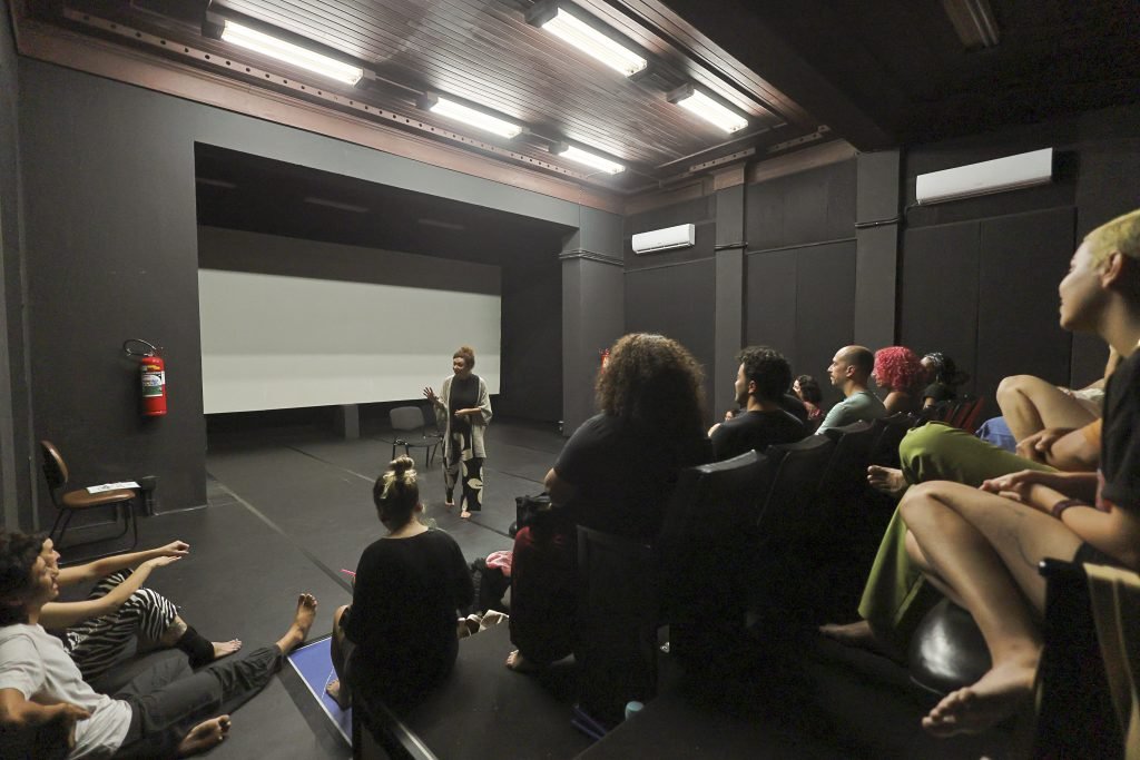 Aula inaugural do curso INICIAÇÃO A PALHAÇARIA com Bárbara Salomé, na Oswald de Andrade. (19/6/2024). | Foto: Clara Silva.