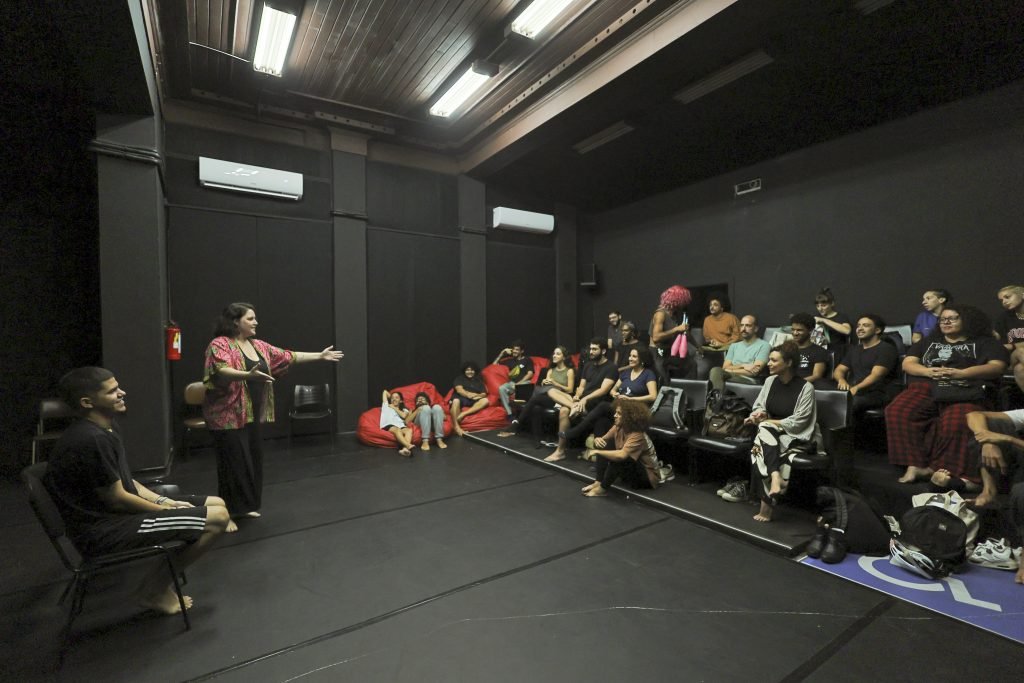 Aula inaugural do curso INICIAÇÃO A PALHAÇARIA com Bárbara Salomé, na Oswald de Andrade. (19/6/2024). | Foto: Clara Silva.