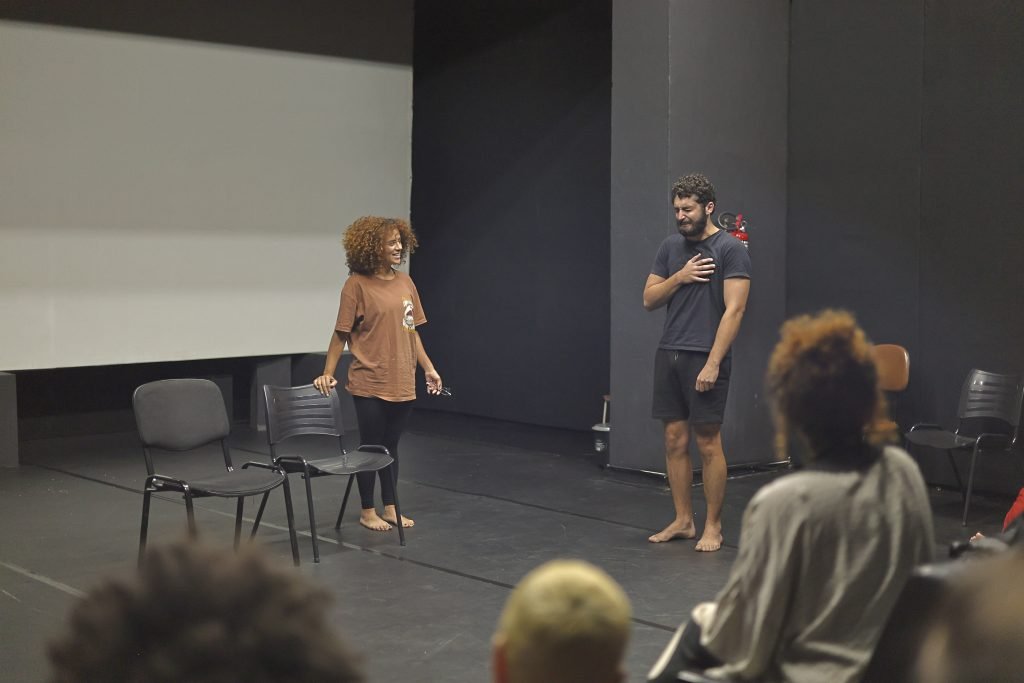 Aula inaugural do curso INICIAÇÃO A PALHAÇARIA com Bárbara Salomé, na Oswald de Andrade. (19/6/2024). | Foto: Clara Silva.