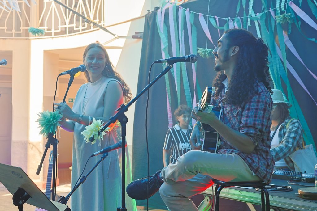 Apresentação musical de “Dupla Caipira” durante a Juninada Sonoplástica, na sede Brás da SP Escola de Teatro. (10/06/2024). | Foto: Clara Silva.