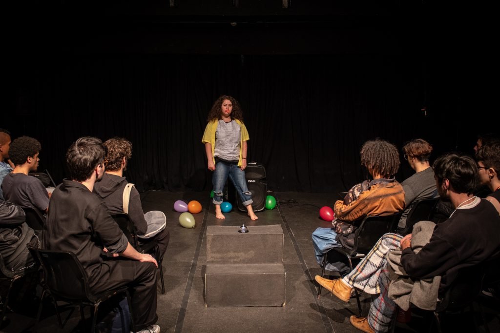 Apresentação no segundo dia da Mostra de Microcenas dos estudantes de Direção da SP Escola de Teatro. (25/5/2024). | Foto: Rodrigo Reis