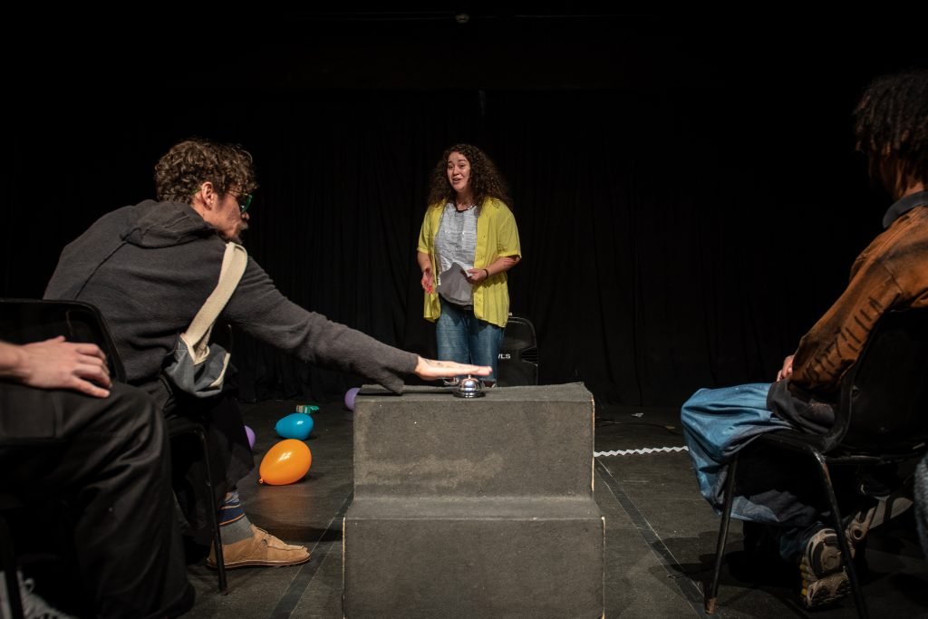 Apresentação no segundo dia da Mostra de Microcenas dos estudantes de Direção da SP Escola de Teatro. (25/5/2024). | Foto: Rodrigo Reis
