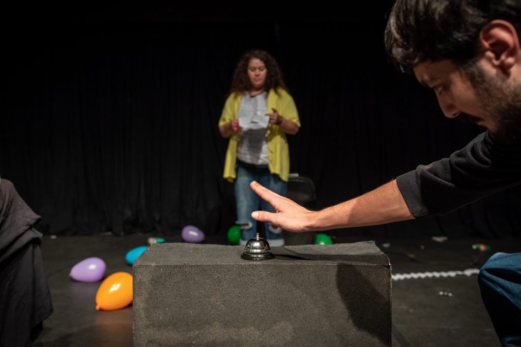Apresentação no segundo dia da Mostra de Microcenas dos estudantes de Direção da SP Escola de Teatro. (25/5/2024). | Foto: Rodrigo Reis