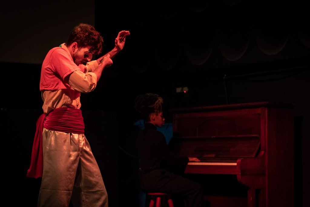 Apresentação no segundo dia da Mostra de Microcenas dos estudantes de Direção da SP Escola de Teatro. (25/5/2024). | Foto: Rodrigo Reis