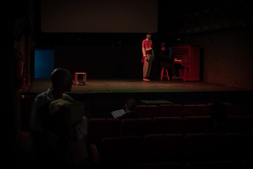 Apresentação no segundo dia da Mostra de Microcenas dos estudantes de Direção da SP Escola de Teatro. (25/5/2024). | Foto: Rodrigo Reis