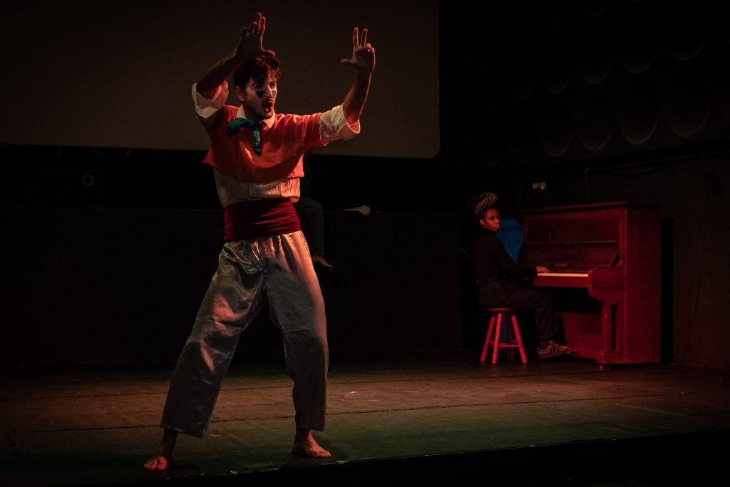 Apresentação no segundo dia da Mostra de Microcenas dos estudantes de Direção da SP Escola de Teatro. (25/5/2024). | Foto: Rodrigo Reis