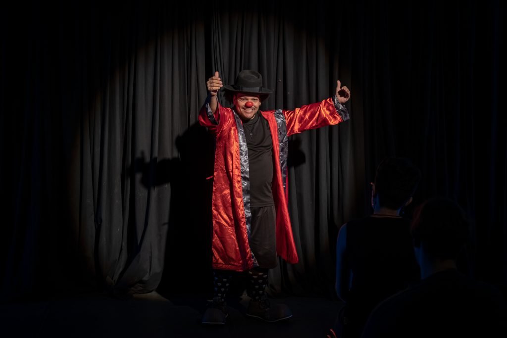 Apresentação no segundo dia da Mostra de Microcenas dos estudantes de Direção da SP Escola de Teatro. (25/5/2024). | Foto: Rodrigo Reis