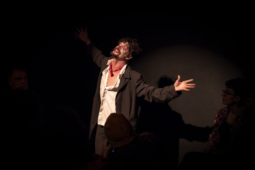 Apresentação no segundo dia da Mostra de Microcenas dos estudantes de Direção da SP Escola de Teatro. (25/5/2024). | Foto: Rodrigo Reis