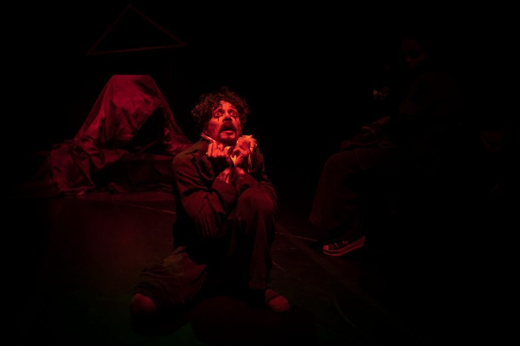 Apresentação no segundo dia da Mostra de Microcenas dos estudantes de Direção da SP Escola de Teatro. (25/5/2024). | Foto: Rodrigo Reis