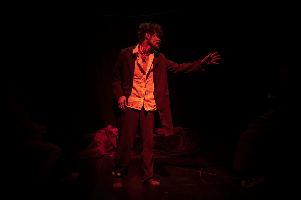 Apresentação no segundo dia da Mostra de Microcenas dos estudantes de Direção da SP Escola de Teatro. (25/5/2024). | Foto: Rodrigo Reis