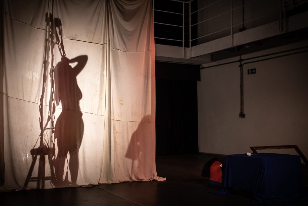 Apresentação no segundo dia da Mostra de Microcenas dos estudantes de Direção da SP Escola de Teatro. (25/5/2024). | Foto: Rodrigo Reis