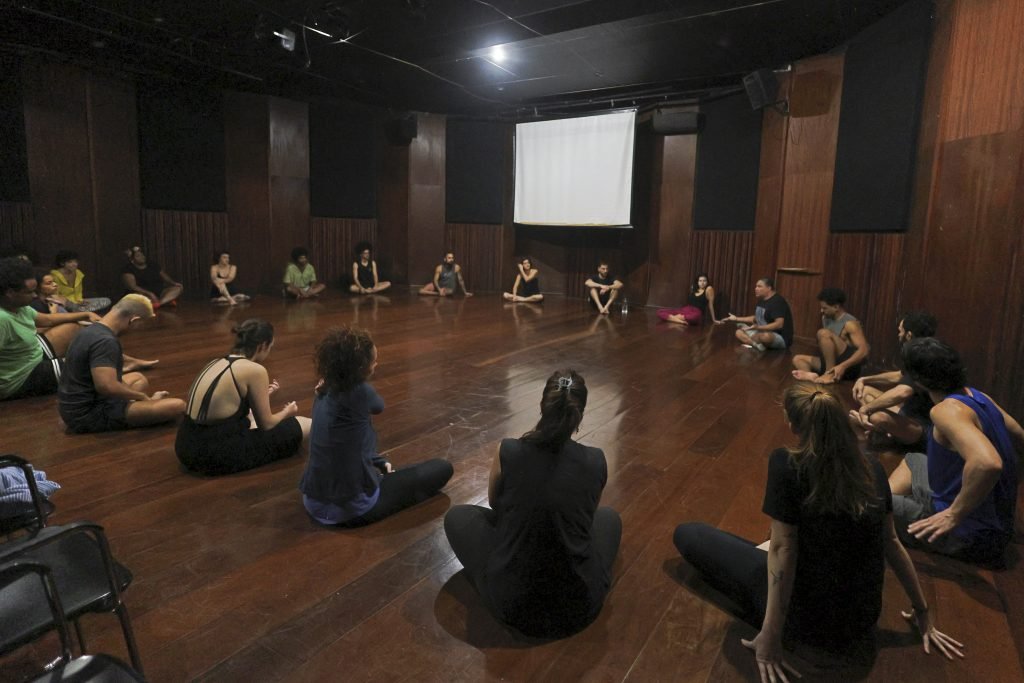 Aula inaugural do curso TREINAMENTO INTENSIVO DE ATUAÇÃO (POÉTICA DA CENA) com Christian Landi, na Oswald de Andrade. (17/6/2024). | Foto: Clara Silva.