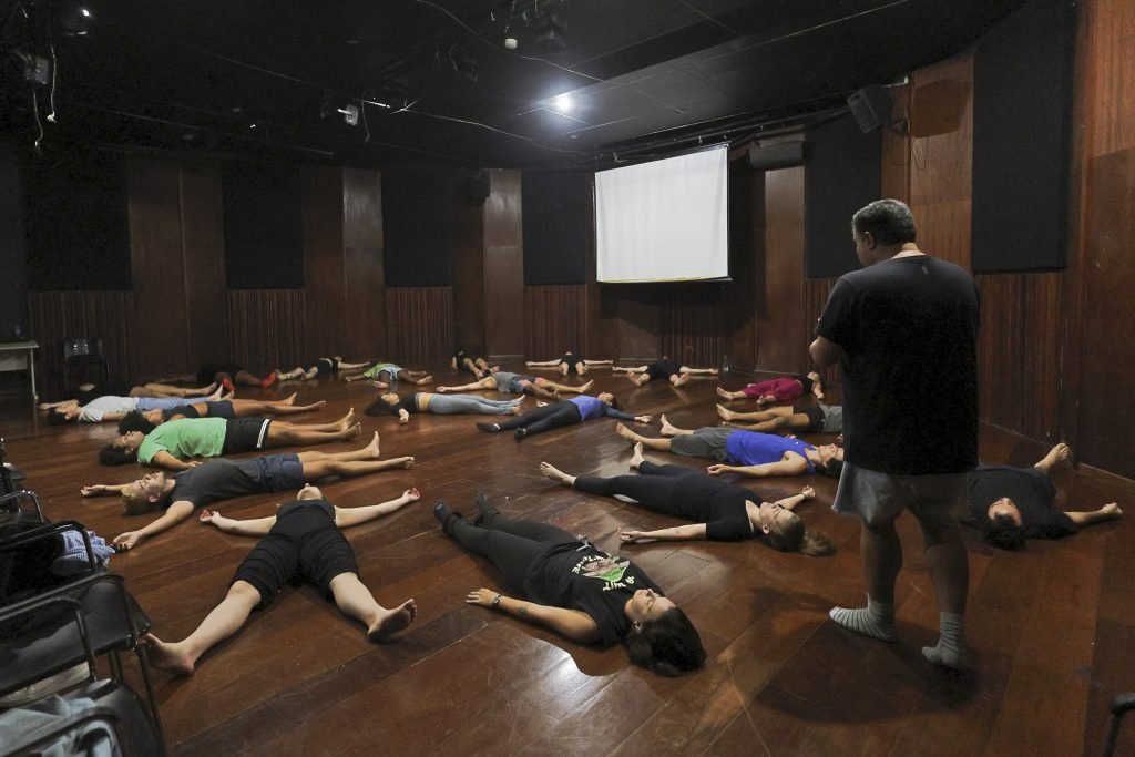 Aula inaugural do curso TREINAMENTO INTENSIVO DE ATUAÇÃO (POÉTICA DA CENA) com Christian Landi, na Oswald de Andrade. (17/6/2024). | Foto: Clara Silva.