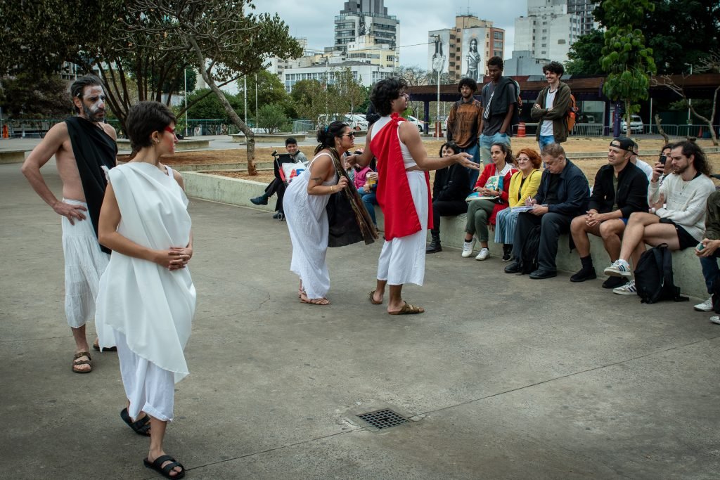 Apresentação no segundo dia da Mostra de Microcenas dos estudantes de Direção da SP Escola de Teatro. (25/5/2024). | Foto: Rodrigo Reis