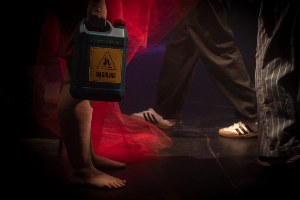 Apresentação no segundo dia da Mostra de Microcenas dos estudantes de Direção da SP Escola de Teatro. (25/5/2024). | Foto: Rodrigo Reis