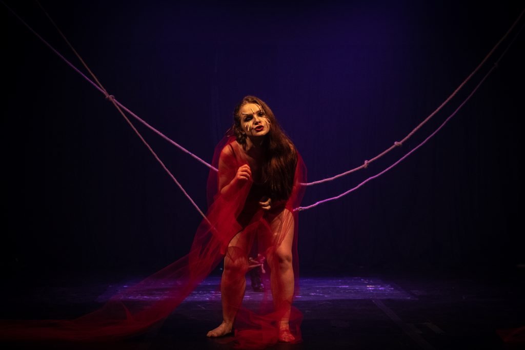 Apresentação no segundo dia da Mostra de Microcenas dos estudantes de Direção da SP Escola de Teatro. (25/5/2024). | Foto: Rodrigo Reis