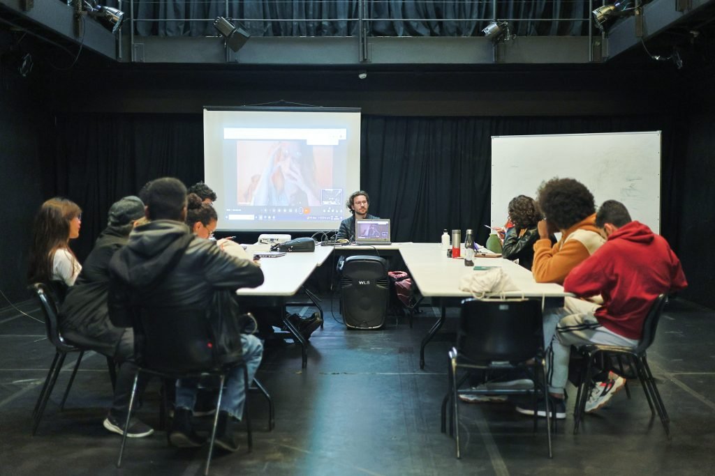 Aula do curso “Compondo Sem Filtro V – Manás Laboratório de Dramaturgia” com Dante Passarelli, na sede Roosevelt da SP Escola de Teatro. (22/7/2024). | Foto: Clara Silva/Adaap