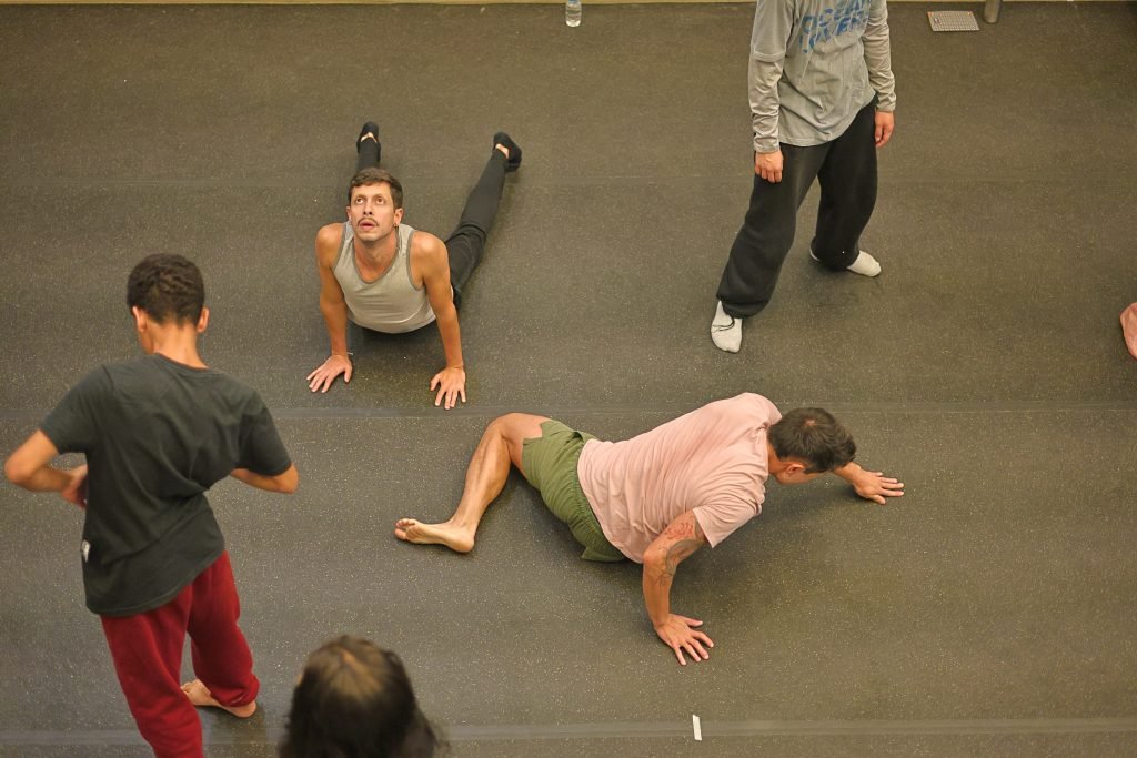 Aula do curso “Construção Cênica Musical A Partir De Poesias” com Ricardo Nash, na sede Roosevelt da SP Escola de Teatro. (22/7/2024). | Foto: Clara Silva/Adaap