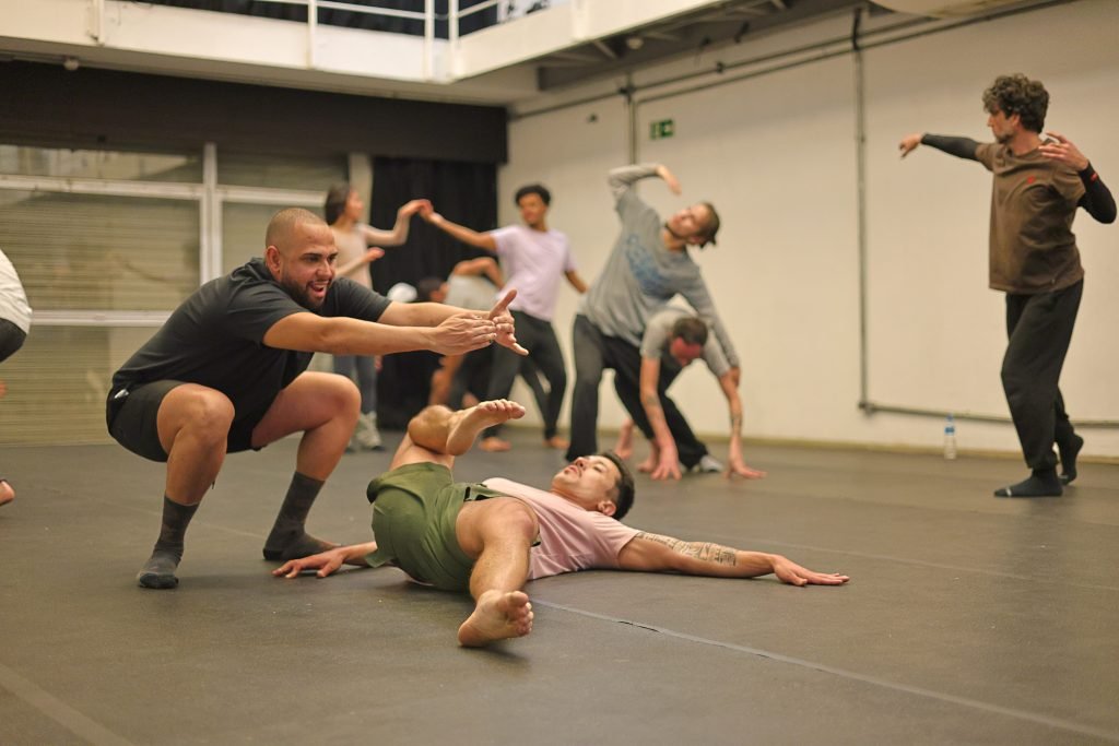 Aula do curso “Construção Cênica Musical A Partir De Poesias” com Ricardo Nash, na sede Roosevelt da SP Escola de Teatro. (22/7/2024). | Foto: Clara Silva/Adaap
