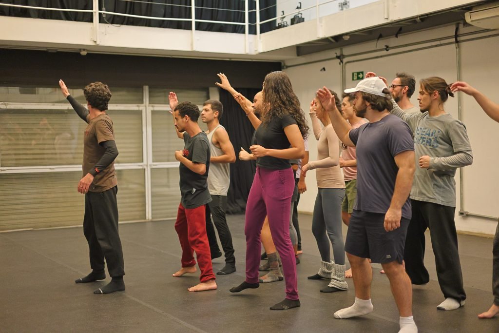 Aula do curso “Construção Cênica Musical A Partir De Poesias” com Ricardo Nash, na sede Roosevelt da SP Escola de Teatro. (22/7/2024). | Foto: Clara Silva/Adaap