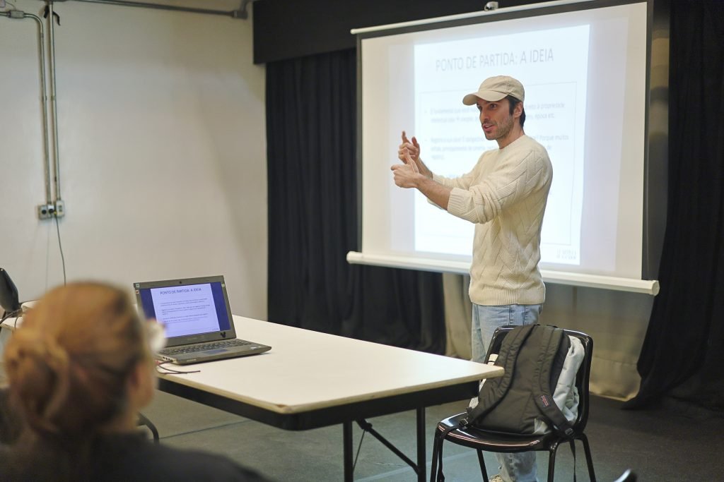 Workshop “O Artista Realizador” ministrado por Lucas Drummond, na sede Roosevelt da SP Escola de Teatro. (16/7/2024). | Foto: Clara Silva/Adaap