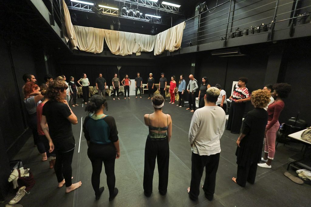 Aula inaugural do curso “Os 12 Movimentos Corporais” com Beto Amorim, na sede Roosevelt da SP Escola de Teatro. (22/7/2024). | Foto: Clara Silva/Adaap