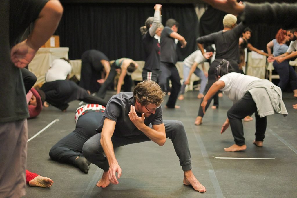 Aula inaugural do curso “Os 12 Movimentos Corporais” com Beto Amorim, na sede Roosevelt da SP Escola de Teatro. (22/7/2024). | Foto: Clara Silva/Adaap
