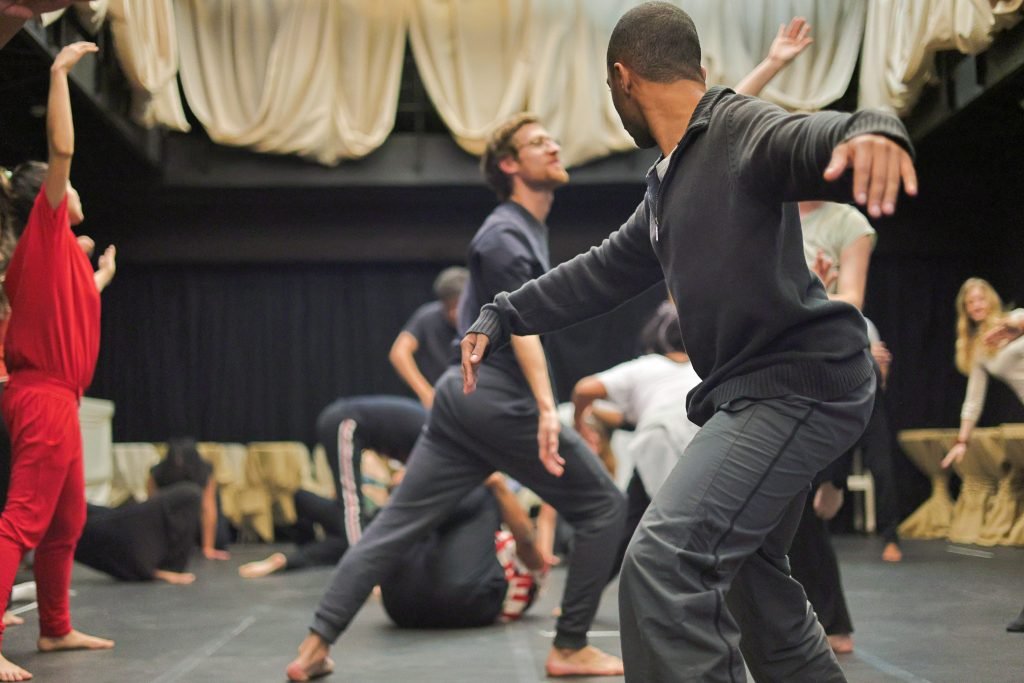 Aula inaugural do curso “Os 12 Movimentos Corporais” com Beto Amorim, na sede Roosevelt da SP Escola de Teatro. (22/7/2024). | Foto: Clara Silva/Adaap