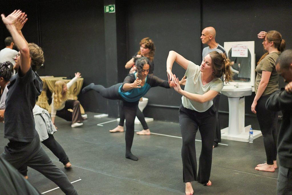 Aula inaugural do curso “Os 12 Movimentos Corporais” com Beto Amorim, na sede Roosevelt da SP Escola de Teatro. (22/7/2024). | Foto: Clara Silva/Adaap