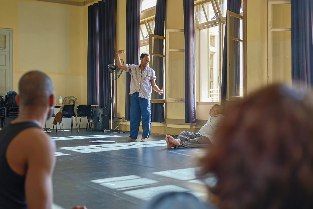 Aula inaugural do curso “Palavra, Jogo e Ação” com Raphael Garcia, na sede Brás da SP Escola de Teatro. (24/7/2024). | Foto: Clara Silva/Adaap