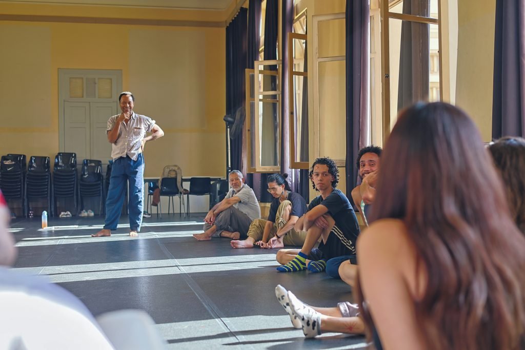 Aula inaugural do curso “Palavra, Jogo e Ação” com Raphael Garcia, na sede Brás da SP Escola de Teatro. (24/7/2024). | Foto: Clara Silva/Adaap