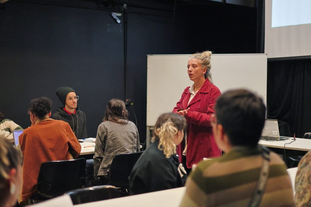 Aula do curso “Produção Cultural em Espaços Públicos” com Luiza Thesin, na sede Roosevelt da SP Escola de Teatro. (22/7/2024). | Foto: Clara Silva/Adaap