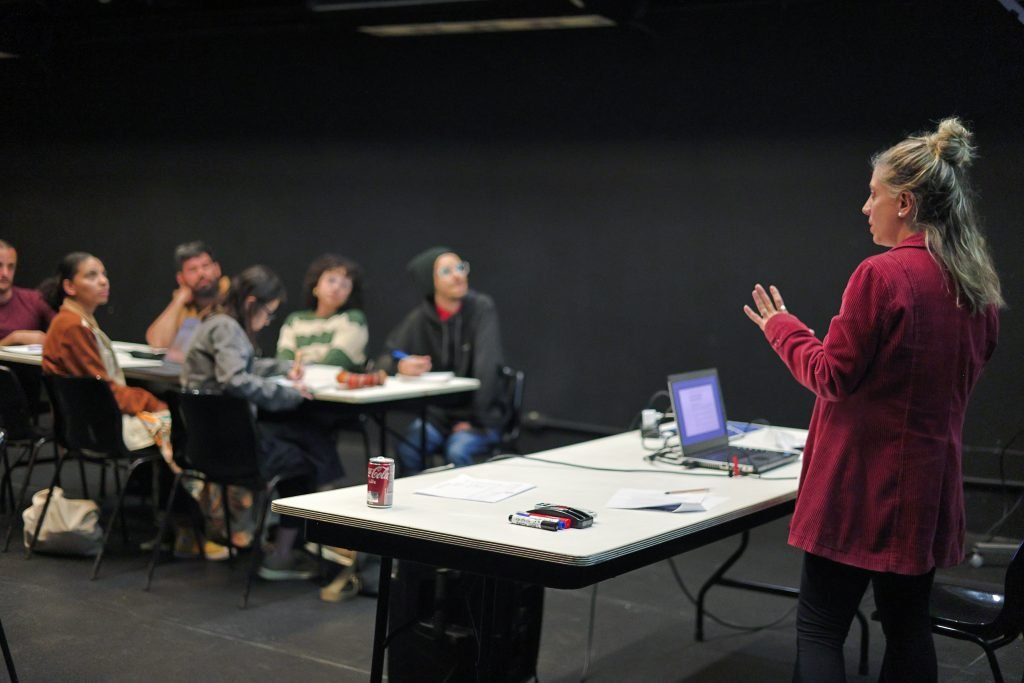 Aula do curso “Produção Cultural em Espaços Públicos” com Luiza Thesin, na sede Roosevelt da SP Escola de Teatro. (22/7/2024). | Foto: Clara Silva/Adaap