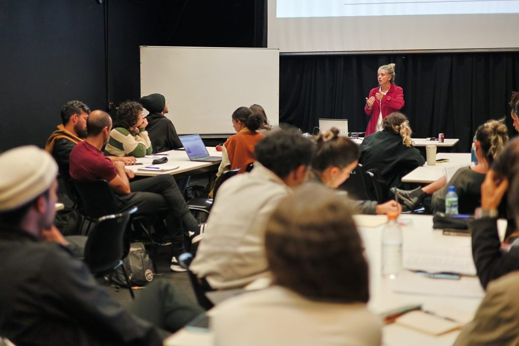 Aula do curso “Produção Cultural em Espaços Públicos” com Luiza Thesin, na sede Roosevelt da SP Escola de Teatro. (22/7/2024). | Foto: Clara Silva/Adaap