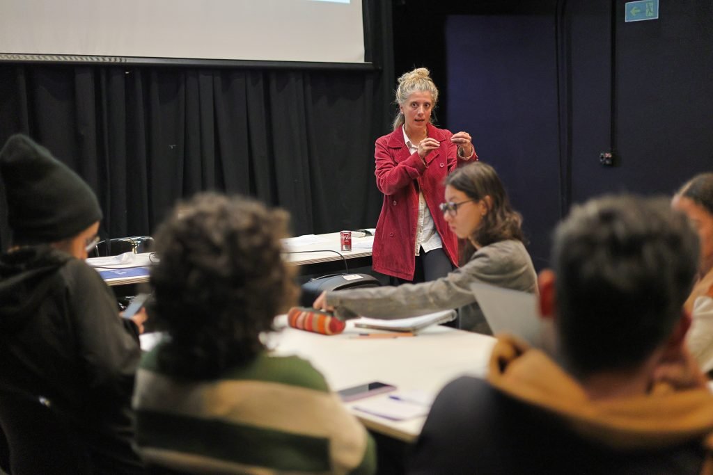 Aula do curso “Produção Cultural em Espaços Públicos” com Luiza Thesin, na sede Roosevelt da SP Escola de Teatro. (22/7/2024). | Foto: Clara Silva/Adaap