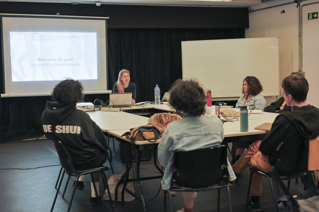 Aula inaugural da oficina “Quem é o dono do passado? (An)Arquivando Histórias de Dança” com Dra. Johanna Hörmann, na sede Roosevelt da SP Escola de Teatro. (30/7/2024). | Foto: Clara Silva/Adaap