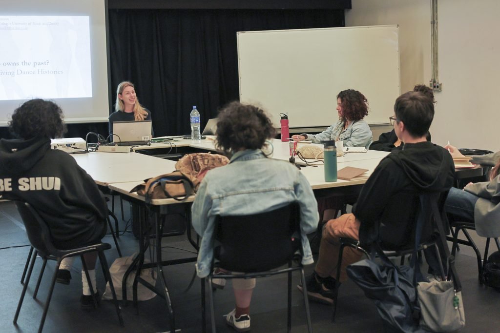 Aula inaugural da oficina “Quem é o dono do passado? (An)Arquivando Histórias de Dança” com Dra. Johanna Hörmann, na sede Roosevelt da SP Escola de Teatro. (30/7/2024). | Foto: Clara Silva/Adaap