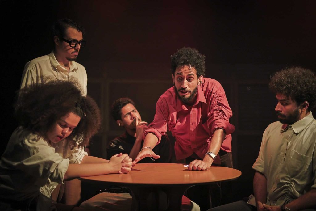 Espetáculo "Tudo está deserto", na SP Escola de Teatro. (9/8/2024) | Foto: Clara Silva