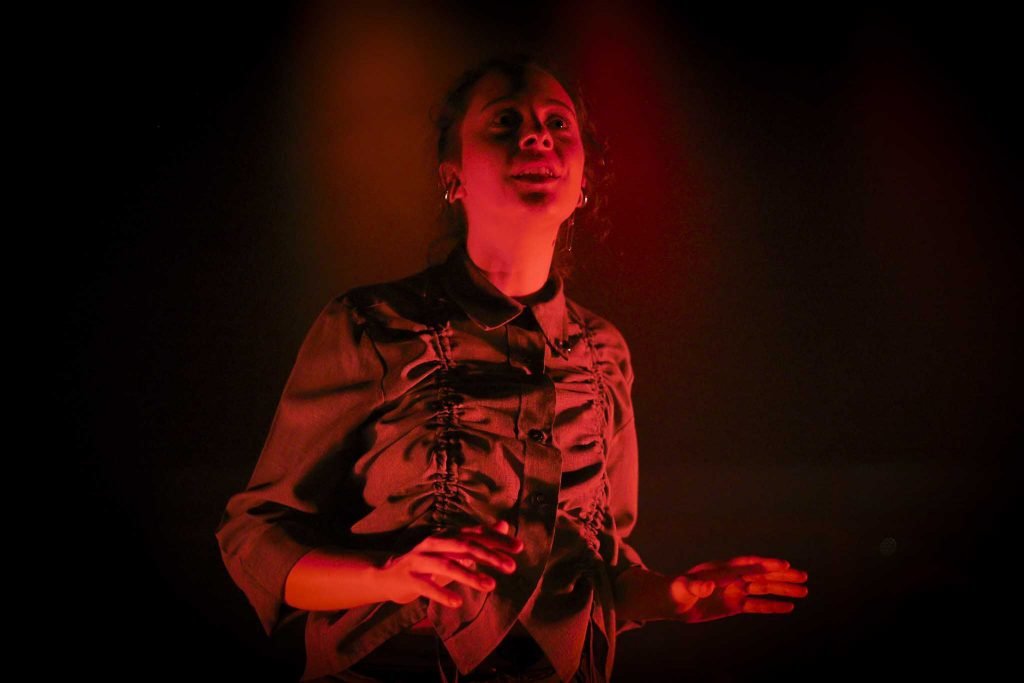 Espetáculo "Tudo está deserto", na SP Escola de Teatro. (9/8/2024) | Foto: Clara Silva