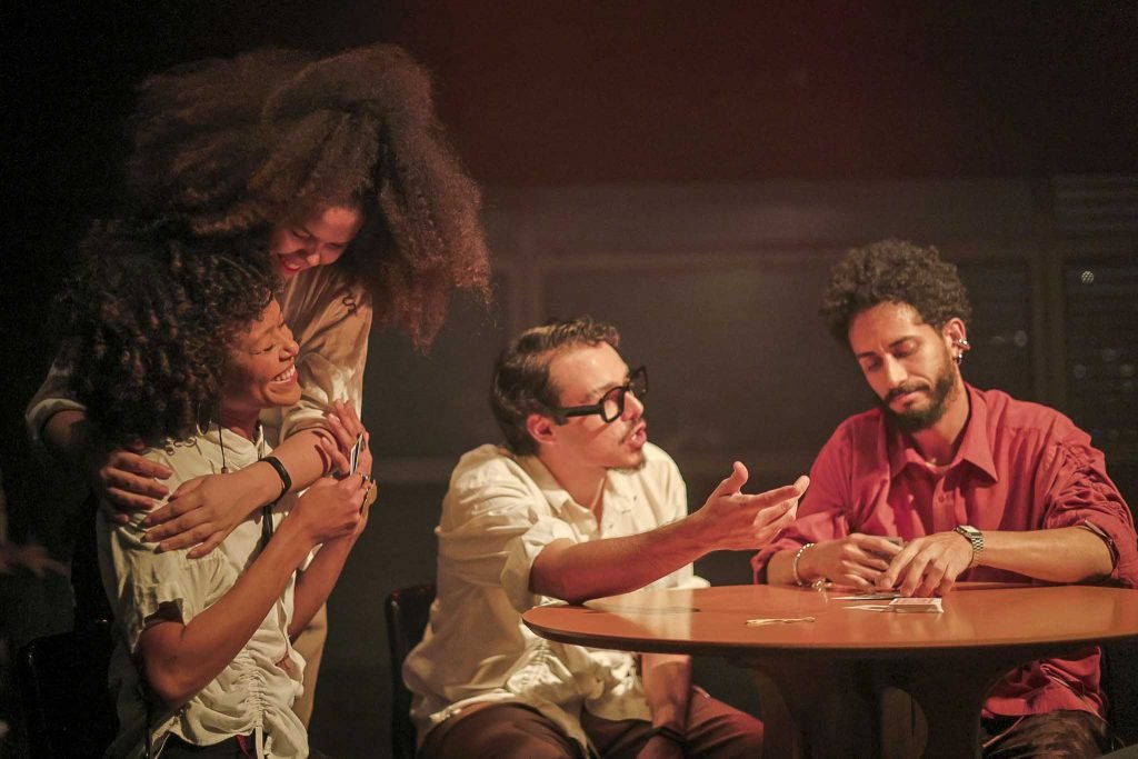 Espetáculo "Tudo está deserto", na SP Escola de Teatro. (9/8/2024) | Foto: Clara Silva