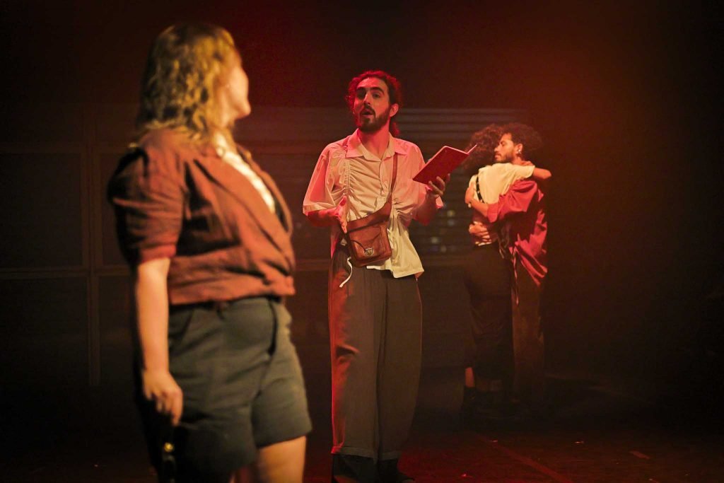 Espetáculo "Tudo está deserto", na SP Escola de Teatro. (9/8/2024) | Foto: Clara Silva