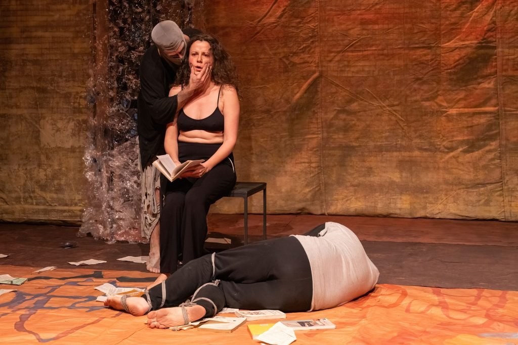 Estreia da peça “Hello, Édipo (Panóptico/Foucault)”, da Cia Veneno do Teatro, na unidade Roosevelt da SP Escola de Teatro. (20/09/2024) | Foto por @AndreStefano