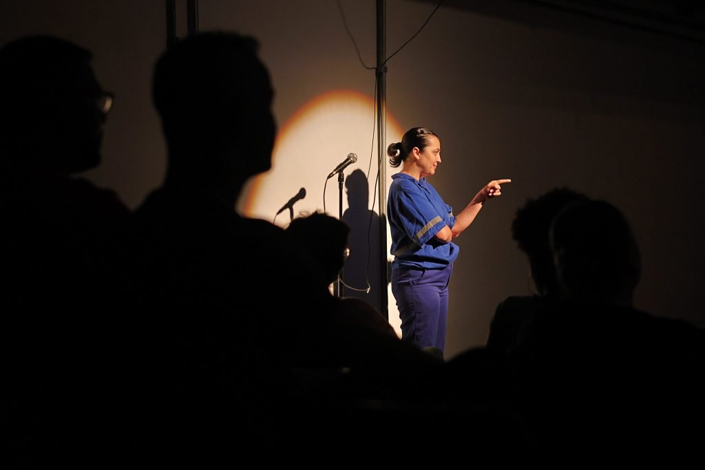 Espetáculo "Entre(vista), o masculino migrante e o feminino errante", na SP Escola de Teatro. (20/9/2024) | Foto: Clara Silva
