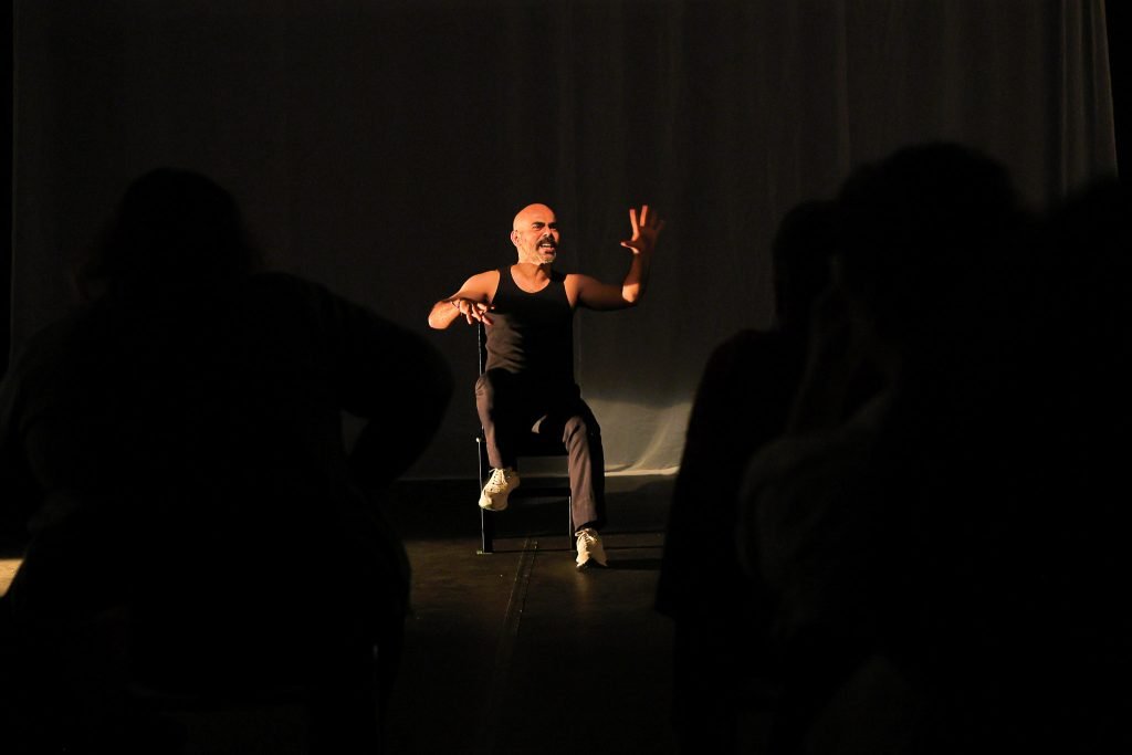 Espetáculo "Entre(vista), o masculino migrante e o feminino errante", na SP Escola de Teatro. (20/9/2024) | Foto: Clara Silva