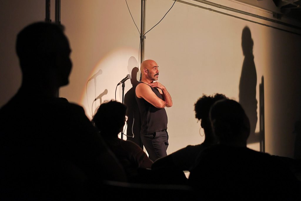 Espetáculo "Entre(vista), o masculino migrante e o feminino errante", na SP Escola de Teatro. (20/9/2024) | Foto: Clara Silva