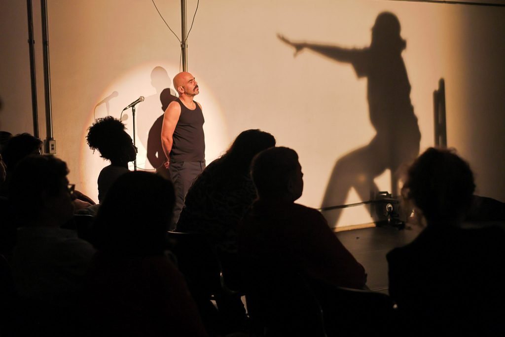 Espetáculo "Entre(vista), o masculino migrante e o feminino errante", na SP Escola de Teatro. (20/9/2024) | Foto: Clara Silva