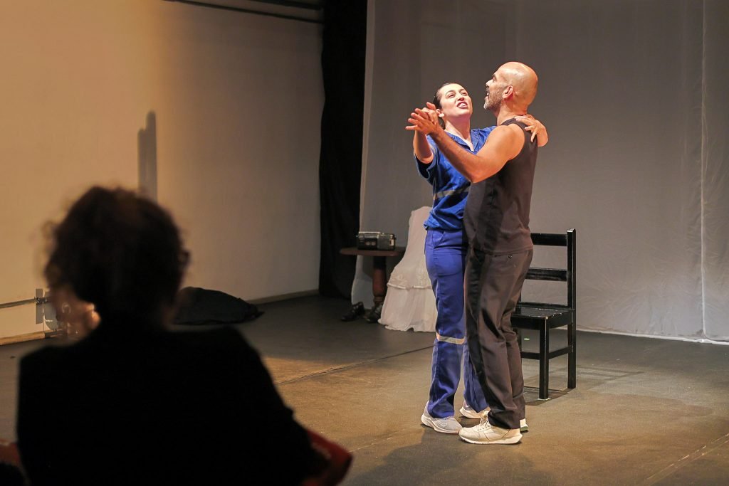Espetáculo "Entre(vista), o masculino migrante e o feminino errante", na SP Escola de Teatro. (20/9/2024) | Foto: Clara Silva
