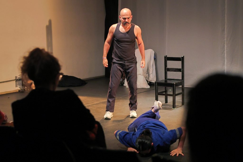 Espetáculo "Entre(vista), o masculino migrante e o feminino errante", na SP Escola de Teatro. (20/9/2024) | Foto: Clara Silva