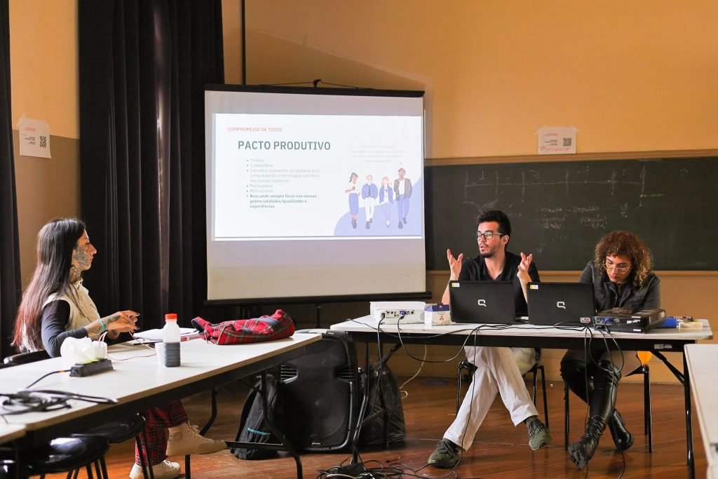 Aula inaugural do curso “Autonomia Financeira Trans: Empregabilidade, Empreendedorismo e Projetos Socioculturais” com Digg Franco, na sede Brás da SP Escola de Teatro. (28/10/2024). | Foto: Clara Silva